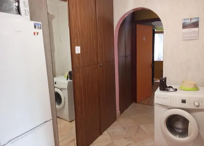 Budget 2br Near & Center Apartment *